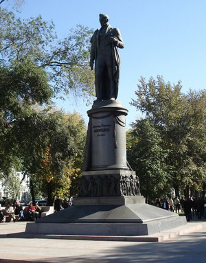 Фото памятника Грибоедову на Чистых Прудах в Москве